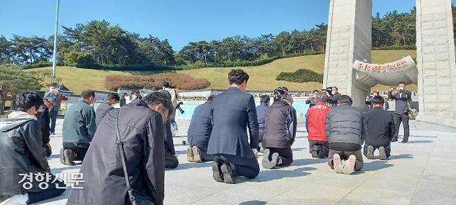 경남 합천군 주민들이 25일 광주 북구 운정동 국립 5·18민주묘지를 찾아 추모탑에서 무릎을 꿇고 오월 영령들을 추모하고 있다.