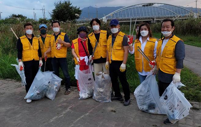 전주 삼천의 환경파수꾼으로 나선 시민들이 지난 17일 삼천에서 봉사활동을 벌였다. 왼쪽에서 다섯번째가 송석문 회장.  삼천생태문화발전협의체 제공