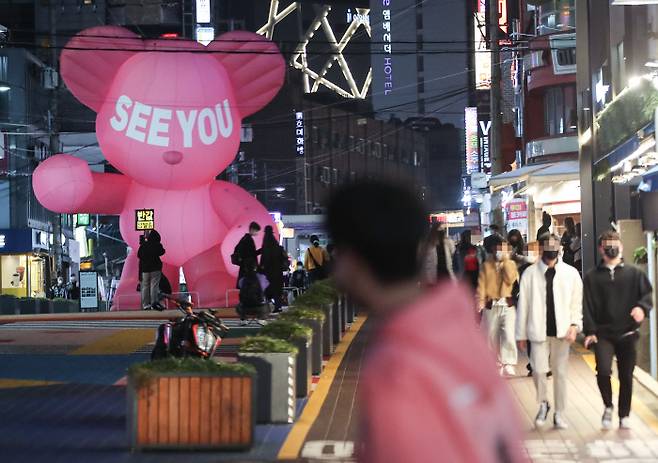 단계적 일상회복 이행계획 초안이 발표된 25일 밤 서울 마포구 홍대 앞 젊음의 거리가 시민들로 붐비고 있다. 연합뉴스