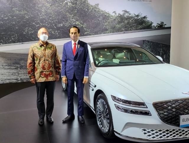 인도네시아 조코 위도도 대통령이 현대차그룹 정의선 회장과 함께 전기차 전시물을 둘러본 뒤 G80 전동화 모델 앞에서 기념촬영을 하고 있다. 현대차그룹 제공