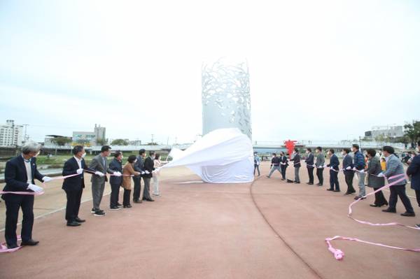 올해 10주년을 맞은 포항스틸아트페스티벌이 지난 16일 개막해 오는 30일까지 열린다. 올해 공모를 통해 선정된 작품 제막식 모습. 포항문화재단 제공