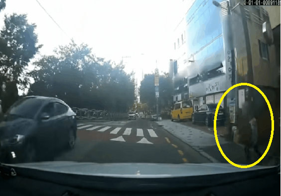 지난 18일 울산의 한 스쿨존에서 발생한 충돌 사고 / 사진=한문철TV