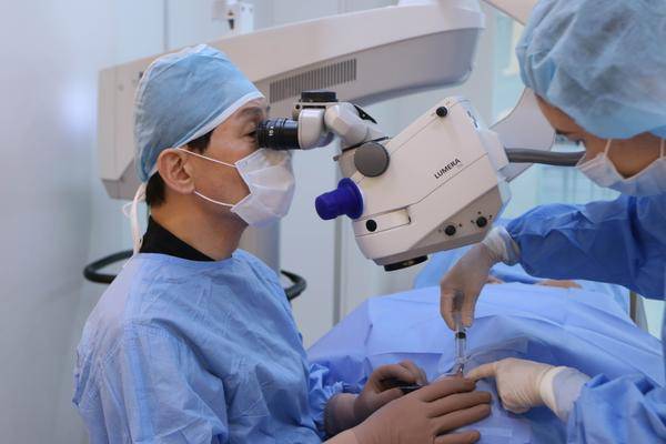 박영순 아이러브안과 원장이 노안과 백내장을 동시에 수술을 진행하고 있다. [사진 제공 = 아이러브안과]