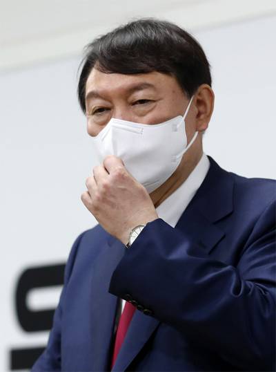 국민의힘 대권주자인 윤석열 전 검찰총장이 25일 오후 대전시 중구 대흥동 국민의힘 대전시당에서 기자회견을 하던 중 마스크를 고쳐 쓰고 있다. [사진 출처 = 연합뉴스]