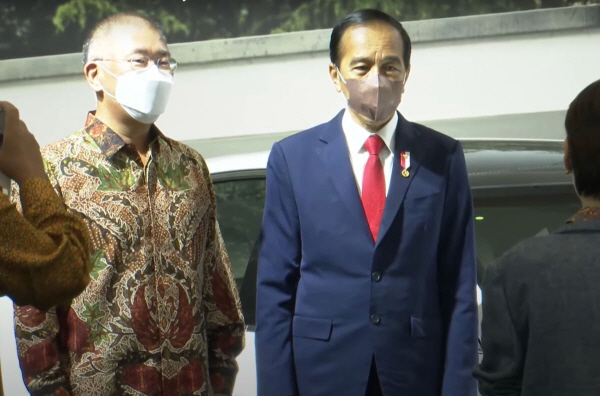 인도네시아 조코 위도도 대통령이 현대차그룹 정의선 회장과 함께 전기차 전시물을 둘러본 뒤, G80 전동화 모델 앞에서 기념촬영을 하고 있다 [사진=인도네시아 투자부 유튜브]