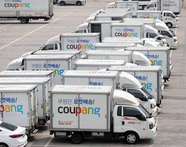 서울 양재동의 한 화물트럭 터미널에 쿠팡 배달 트럭들이 늘어서 있다. [사진 = 박형기 기자]