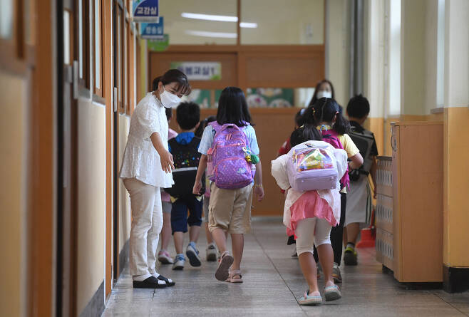 사회적 거리두기 4단계 지역 대면수업이 확대된 지난 9월 6일 오전 서울 성북구 번동초등학교에서 학생들이 등교를 하고 있다. [연합]