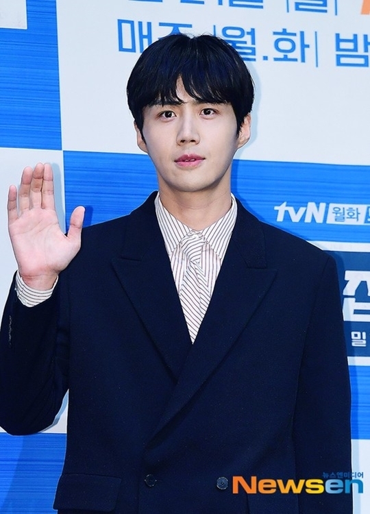 Kim Seon-ho fandom is causing all-round civil abuse as much as Actor himself.Kim Seon-hos fans have hurt his ex-girlfriend A and fellow entertainers, while Kim Seon-ho recently got off the entertainment program and scheduled movie during a fixed appearance due to the personal life controversy.Earlier on October 17, A posted a Disclosure article on Internet Community that the popular K Actor had married him and encouraged abortion.Based on the K Actor feature mentioned in Disclosure, K Actor was speculated to be Kim Seon-ho among the netizens, and Kim Seon-ho, who was consistent with silence, acknowledged and apologized for the mistake on October 20 through his agency Salt Entertainment.As a result, Kim Seon-ho got off the KBS 2TV entertainment program 1 night and 2 days season 4, which was in the fixed appearance.The fault was Kim Seon-ho, but the fans anger splashed into the wrong place.Choi, a lawyer who represents A, who suffered from a second harm such as a rumor, dissemination, and malicious comments after the publication of Disclosure, said, Mr. As personal information is being disclosed indiscriminately, and accusations based on false facts related to Mr. As personal information, even threats to his personal life, are continuing. We will take all possible legal measures. Kim Seon-ho Some fans were also caught up in rumors about Mr. A and public opinion conspiring to Falsify.On October 21, an Internet community posted a picture of a conversation with a group of Kim Seon-ho fans in a KakaoTalk group room, and a fan in the public photo said, Influencer.Relatives meet famous actor. Kim Seon-ho and family. Wedding premises.Former Hello, My Dolly Girlfriend was also a gold spoon so that she lived alone in 8.5 billion apartments, but the current Hello, My Dolly Girlfriend is much more gold spoon than the former Hello, My Dolly Girlfriend.I have been trying to appease the current Hello, My Dolly Girlfriend for three days. He said, Gong Yoo, please spread the contents to various SNS and Internet community.Another fan asked, Is it okay to spread false facts? And a fan of Gong Yoo said, It is more important to change public opinion once.Disclosure of one of the members of the chat room made the spread of rumors and public opinion Falsify widely known, and the netizens strongly criticized the behavior of second-degree harming the victim.Thats not all.Kim Seon-ho is discredited ahead of the 4 100th special recording of the season 1 night and 2 days, and some fans are protesting the editing of Kim Seon-ho even though the production team and the cast are suffering from difficulties.Kim Seon-ho, who had a personal life controversy in Season 4 of 1 night and 2 days broadcast on October 24, was published on the programs official website, saying, I oppose Kim Seon-ho getting off. Please upload a copy, Is not it a personal history honestly? Is it so big?After Mr. A Disclosure, some fans went to the SNS of the 1 night and 2 days season 4 and asked for a line to defend Kim Seon-ho.Love is paralyzing reason. If you dont have a love for someone with a personality defect, then all you have is self-rationalization.The judgment of right and wrong is suspended without accepting objective facts.What is bad for them is not Kim Seon-ho, who gave Mr. A an unforgivable wound, but Mr. A, who disclosures his personal history, and the entertainment and film that cut Kim Seon-ho coldly.It is doubtful whether they know that some fans who are in cognitive dissonance are more poisonous to Kim Seon-ho.