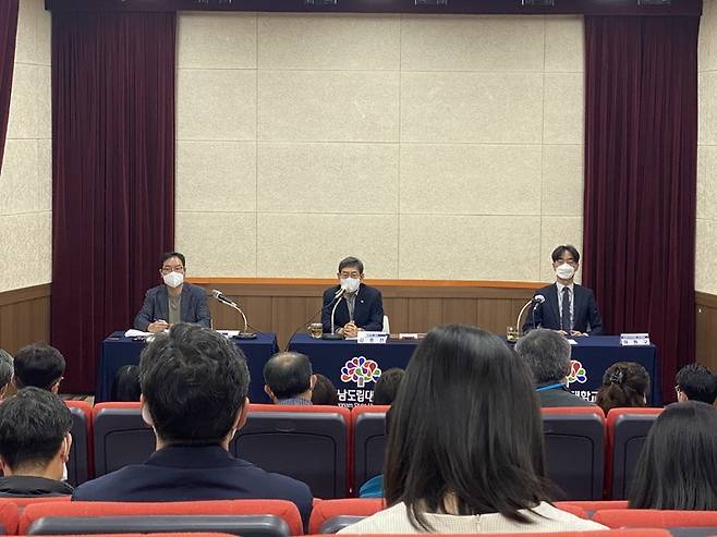 [홍성=뉴시스] 김용찬 충남도립대 총장이 교직원들과 대화를 하고 있다.  *재판매 및 DB 금지