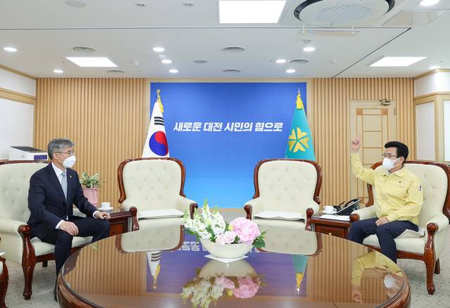 [대전=뉴시스]조명휘 기자 = 허태정(오른쪽) 대전시장이 13일 오후 시청을 방문한 박광석 기상청장과 만나 기상청의 원만한 대전 이전에 대해 의견을 나누고 있다. 기상청의 대전 이전은 지난 2월 9일 국무회의에서 공식화된 바 있다. (사진= 대전시 제공) 2021.04.13. photo@newsis.com *재판매 및 DB 금지