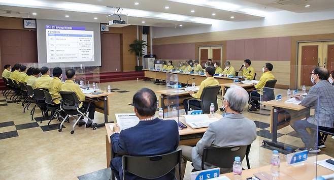 [증평=뉴시스] 강신욱 기자 = 충북 증평군은 25일 오후 군청 대회의실에서 홍성열 군수 등 간부공무원과 민간인 공약이행평가단이 참석한 가운데 민선 5기 공약사업 추진현황 보고회를 열고 있다. (사진=증평군 제공) 2021.10.25. photo@newsis.com *재판매 및 DB 금지