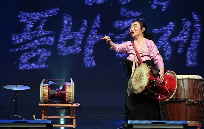 [음성=뉴시스] 음성품바축제 품바왕 선발대회 대상 뺑덕이 품바 공연. (사진=음성군 제공) photo@newsis.com *재판매 및 DB 금지