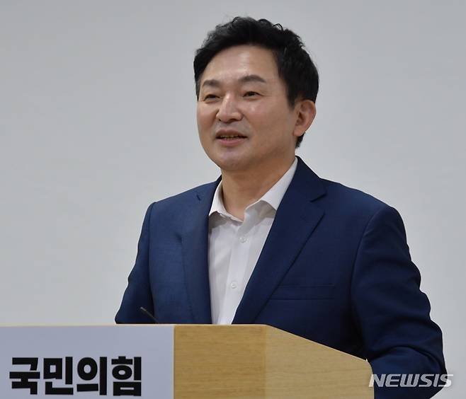 [대전=뉴시스] 조명휘 기자 = 국민의힘 원희룡 대선경선후보가 25일 오후 대전시당에서 기자간담회를 하고 있다. 2021.10.25. photo@newsis.com