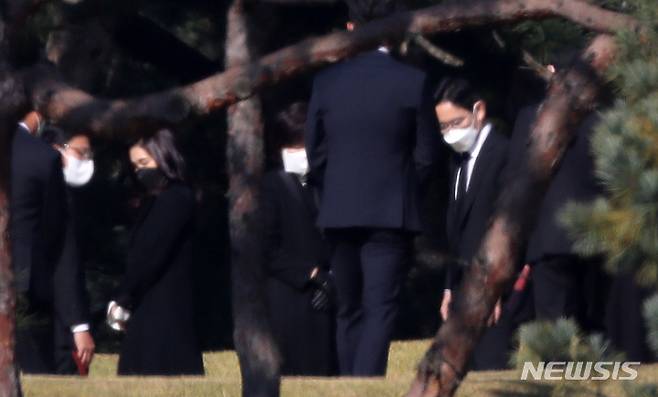 [수원=뉴시스] 조성우 기자 = 이재용 삼성전자 부회장, 홍라희 전 리움미술관장, 삼성복지재단 이사장 등 가족들이 25일 오전 경기도 수원시에 위치한 가족 선영에서 진행된 고 이건희 회장 1주기 추도식에 참석하고 있다. 2021.10.25. xconfind@newsis.com