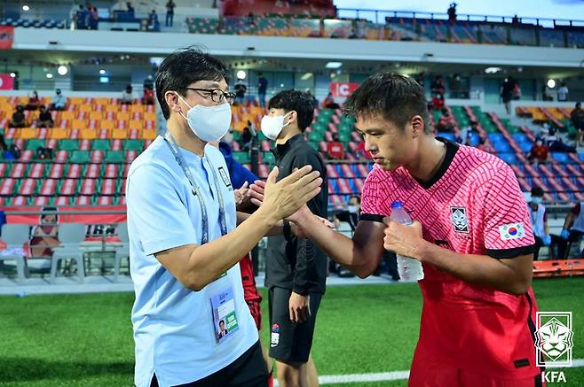 [서울=뉴시스] 추상철 기자 = 25일 싱가포르 잘란베사르 스타디움에서 열린 '2022 AFC U-23 아시안컵 예선' 대한민국과 필리핀의 경기. 3대0 승리를 거둔 황선홍 감독이 김주성과 손을 마주치고 있다. (사진= 대한축구협회 제공) 2021.10.25. photo@newsis.com *재판매 및 DB 금지