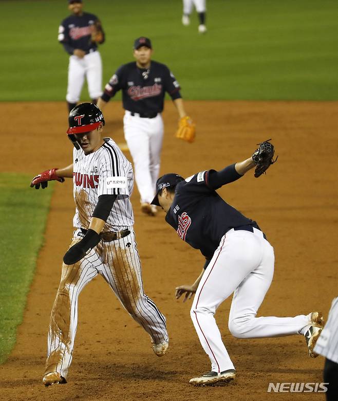[서울=뉴시스] 정병혁 기자 = 28일 오후 서울 송파구 잠실야구장에서 열린 2021 신한은행 SOL KBO리그 롯데 자이언츠와 LG 트윈스의 경기, 5회말 2사 상황 1루 주자 LG 홍창기가 도루에 실패 후 태그 아웃당하고 있다. 2021.09.28. jhope@newsis.com