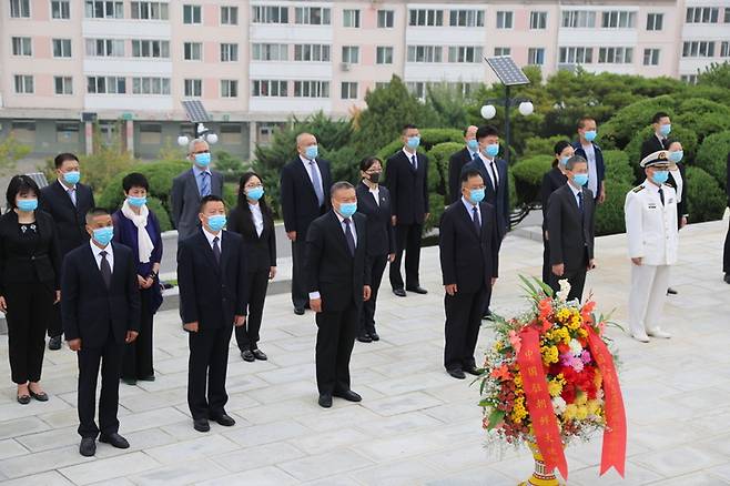 [서울=뉴시스] 지난 9월 30일 북한 주재 중국대사관 직원들이 평양의 중조(중북)우의탑에 헌화를 하고 6.25전쟁 중국군 전사자를 추모하고 있다. <사진출처:주북 중국대사관 사이트> 2021.10.01