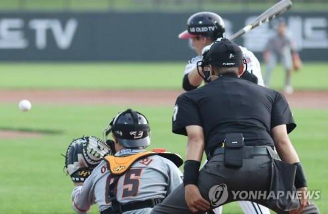 25일 한국야구위원회(KBO)는 내년부터 심판의 스트라이크존 판정 평가기준을 개선한다고 밝혔다. 연합뉴스