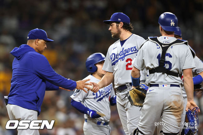 [사진] 다저스 데이브 로버츠 감독이 투수 트레버 바우어를 교체하고 있다. ⓒGettyimages(무단전재 및 재배포 금지)