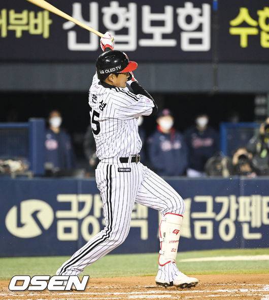[OSEN=잠실,박준형 기자] 25일 오후 서울 잠실구장에서 2021 신한은행 SOL KBO리그 LG 트윈스와 롯데 자이언츠의 경기가 진행됐다.6회말 1사 만루 LG 채은성이 역전 3타점 적시 2루타를 날리고 있다.   2021.10.25 / soul1014@osen.co.kr