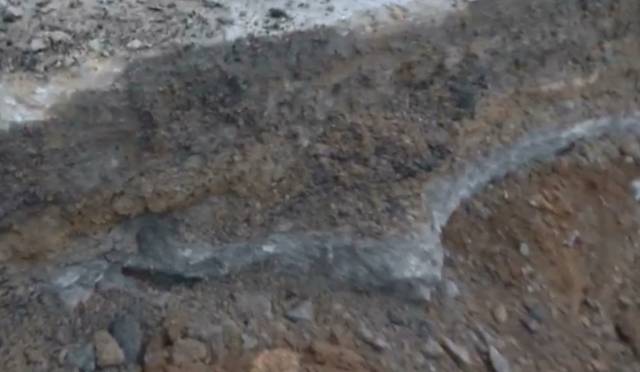 ▲모 콘크리트 회사는 폐 콘크리트를 숨기기 위해 위에 토사를 덮고 그 위에  콘크리트를 타설한 것으로 확인됐다      ⓒ독자 