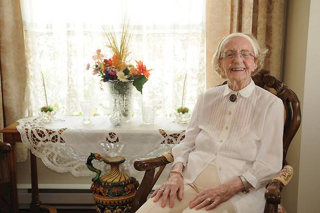 107번째 생일을 맞은 캐나다의 장수 여성 헤디 수틀로브. 비결은 등산과 걷기다. 사진 제나 하욱.