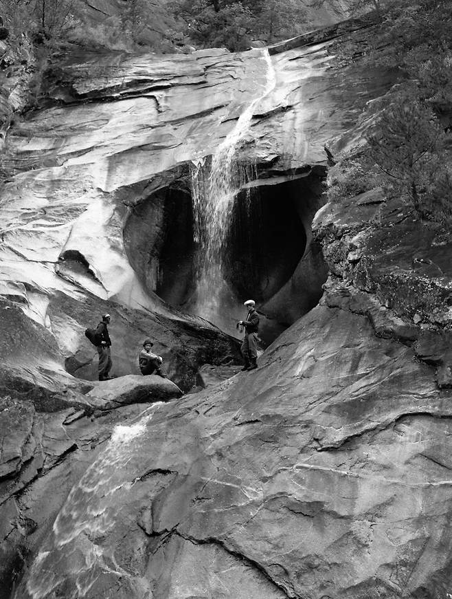 설악산 탕수동계곡을 오르는 3인방. 탕수동계곡은 십이탕으로 불리다가 십이선녀탕으로 이름이 바뀌었다. 지금처럼 데크 등산로가 없던 때라 매끄러운 암반에 미끄러지지 않으려 조심스럽게 걷고 있다. 당시 일반인은 물론 산악인도 감히 범접하기 어려운 곳이었다.