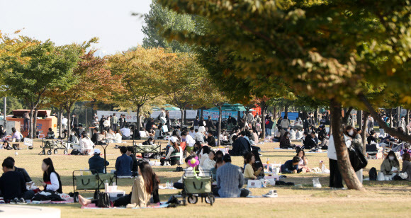 완연한 가을 날씨를 보인 지난 24일 오후 서울 영등포구 여의도한강공원에는 나들이객으로 붐비고 있다. 뉴시스