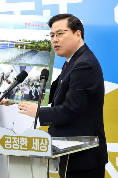 경기관광공사 사장 시절 유동규 - 3일 특정경제범죄가중처벌법 위반 등의 혐의로 구속된 유동규 전 성남도시개발공사 본부장이 2019년 경기관광공사 사장 시절 ‘평화 모노레일’ 건설 추진계획을 발표하고 있는 모습.연합뉴스
