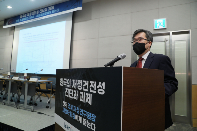 박형수 K-정책플랫폼 원장이 25일 전경련회관 컨퍼런스센터에서 열린 '한국의 재정건전성 진단과 과제' 세미나에서 '한국의 재정건전성 전망 및 관리방안'을 주제로 발표하고 있다./사진제공=전경련