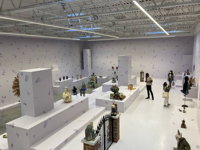 뉴욕의 제프리다이치갤러리의 기획전 'Clay Pop'의 전시 전경.