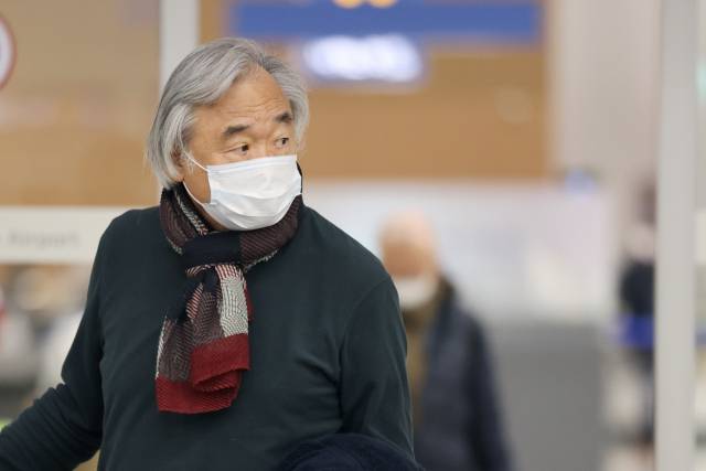 피아니스트 백건우가 알츠하이머를 앓는 아내 윤정희를 프랑스에서 방치했다는 내용의 방송을 한 MBC PD수첩을 상대로 언론중재위원회에 정정보도와 11억원의 손해배상 청구 조정을 신청했다. 사진은 논란이 불거진 올 2월 백건우가 인천국제공항을 통해 귀국하는 모습./사진=연합뉴스