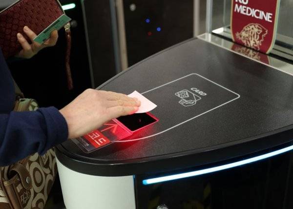 발급받은 출입증으로 병원 스피드게이트를 통과하는 내원객