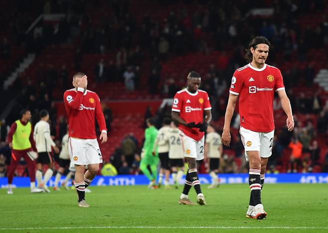 맨체스터 유나이티드 선수들이 25일 영국 맨체스터 올드 트래퍼드에서 열린 2021~2022 잉글랜드 프리미어리그 9라운드 리버풀과 경기에서 0-5 참패를 당한 뒤 그라운드를 빠져나오고 있다.    맨체스터 | EPA연합뉴스