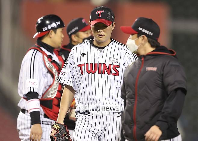 ▲ LG 함덕주(가운데)가 25일 잠실 롯데전에서 부상을 이유로 교체되고 있다. ⓒ잠실, 곽혜미 기자