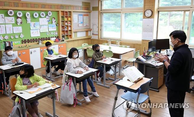 강원 초등학교 교실 [연합뉴스 자료사진]