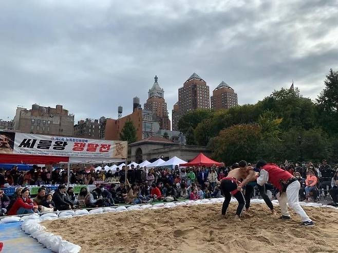 씨름대회 참가한 뉴요커들 (뉴욕=연합뉴스) 24일(현지시간) 미국 뉴욕 유니언스퀘어에서 열린 '2021 코리안 페스티벌'에서 씨름대회 참가한 뉴욕 주민들. 2021.10.25 [뉴욕한인회 제공. 재판매 및 DB 금지]