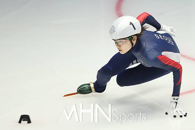 사진= 지난 5일 '2021-2022시즌 쇼트트랙 1차 국가대표 선발전' 여자부 500m 결승 경기에서 심석희가 선두로 코너를 질주하고 있다. ⓒMHN스포츠 태릉, 성대우 기자