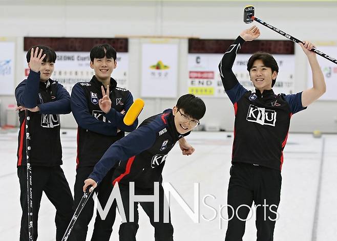 2021 한국주니어컬링선수권대회에서 우승을 차지하며&nbsp; 컬링 주니어 국가대표로 선발된 경일대 선수들이 환호하고 있다. 왼쪽부터 스킵 이재범, 김은빈, 표정민, 최재혁 [대한컬링연맹 제공]