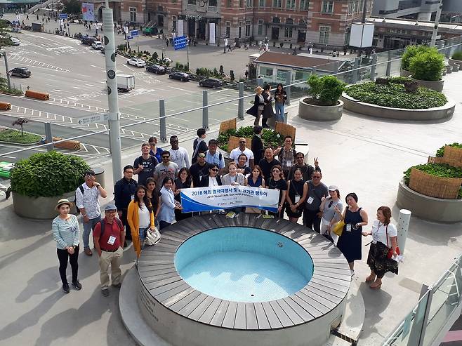 서울로7017에서 진행된 2018 해외핵심여행사 팸투어 진행 사진. 서울관광재단 제공