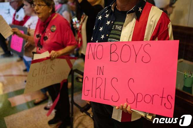 20일(현지시간) 미국 텍사스주 오스틴 소재 주 의회에서 트랜스젠더 스포츠 참여를 반대하는 시위가 열렸다. 2021.09.20 © AFP=뉴스1