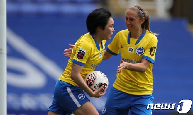 브라이턴의 공격수 이금민(왼쪽). (브라이턴 SNS). © 뉴스1