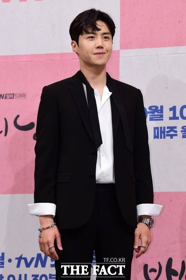 배우 김선호가 사생활 논란으로 모든 활동을 중단한 가운데 그의 사생활을 폭로한 전 여자친구 A씨의 주장을 반박하는 보도가 나왔다. /더팩트 DB