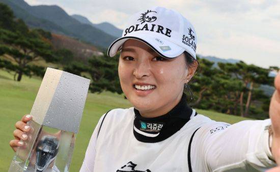 고진영이 BMW레이디스챔피언십 우승 직후 셀카를 찍고 있다. 사진제공=KLPGA