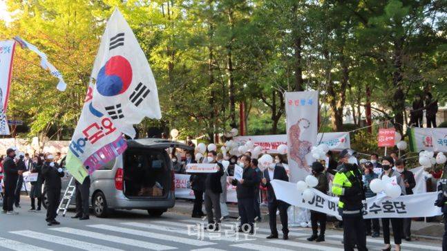 국민의힘 대선후보 본경선 대전·충청권 합동토론회가 열린 25일 오후 대전 만년동 KBS대전방송총국 앞에 윤석열 전 검찰총장의 지지자들이 흰색 풍선을 들고 모여 윤 전 총장을 응원하고 있다. ⓒ데일리안 정도원 기자