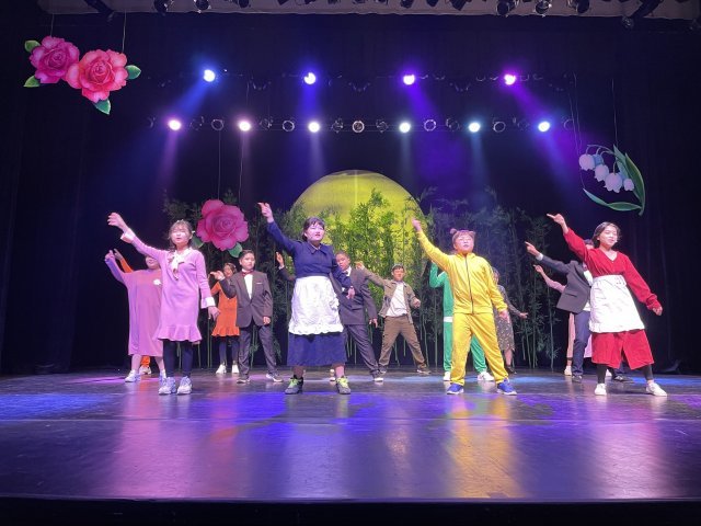 다문화가정 청소년들이 23일 서울 종로구 동덕여대 공연예술센터에서 뮤지컬 ‘유령’을 선보였다. 이 공연은 문화예술교육 프로그램 ‘나도 케이팝 뮤지컬 스타!’의 54번째 작품이다.