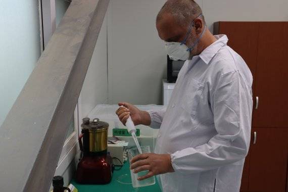 천연 유기농 코스 잔디 관리제 생산업체인 비텍의 '싹' 시리즈와 '비타' 시리즈를 개발한 독일인 공학박사 홀거 커시바움이 연구실에서 제품 개발에 몰두하고 있다. 비텍 제공