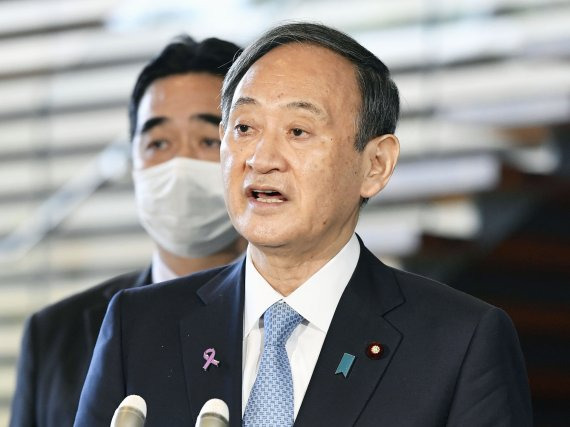 지난해 11월 당시 스가 요시히데 총리 상의 왼쪽에 푸른 리본 배지가 달려있다. AP뉴시스