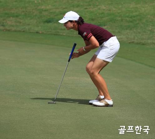 미국여자프로골프(LPGA) 투어에서 활약했던 로레나 오초아가 그린을 파악하는 모습이다. 사진=골프한국