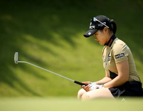 10월 26일 현재 한국여자프로골프(KLPGA) 투어 2021시즌 평균 퍼팅 부문 1위에 올라 있는 박현경 프로가 퍼팅을 하기 전 거리감을 맞추는 모습이다. 사진제공=KLPGA